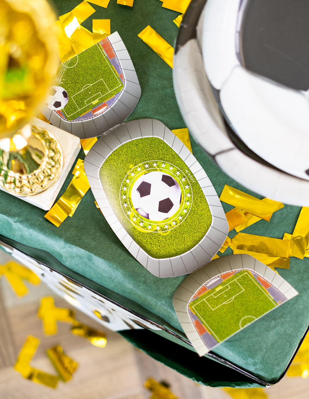 Mise en situation sur table de fête des cartes d'invitation avec enveloppes Stade de foot pour enfant