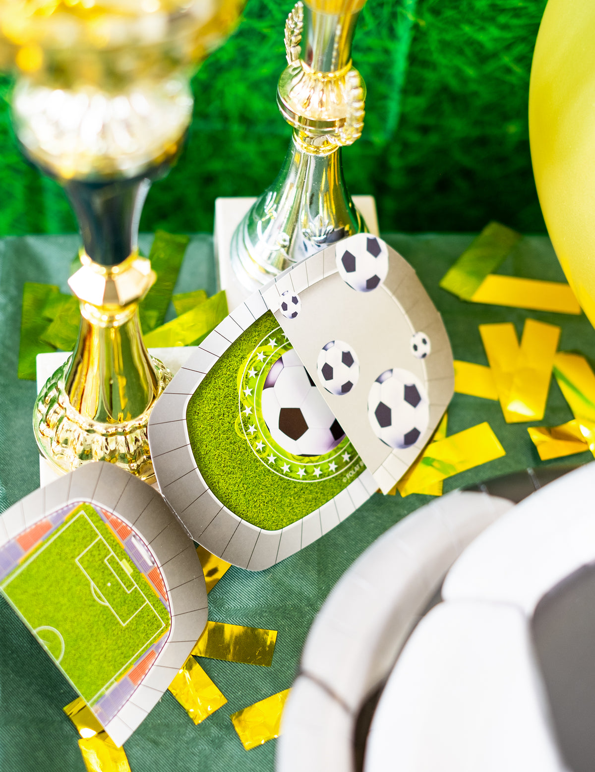 Vue avec trophées dorés des cartes d'invitation avec enveloppes Stade de foot pour enfant