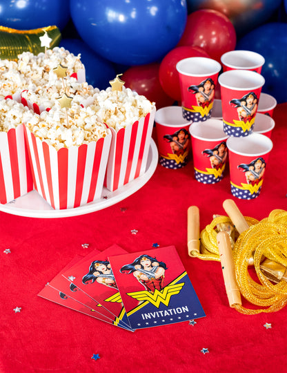 Mise en scène festive des cartes d'invitation avec enveloppes Wonder Woman