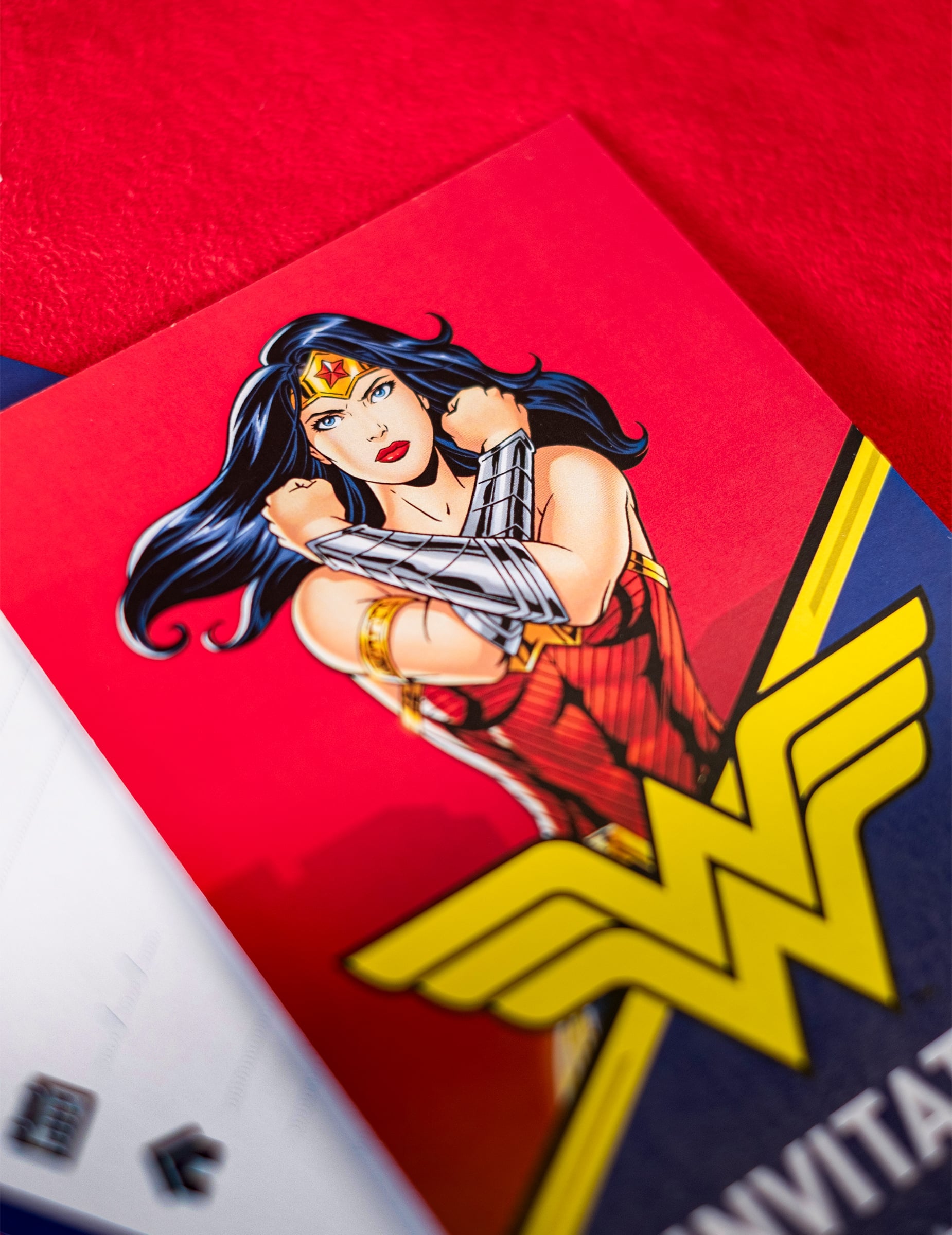 Gros plan sur l'illustration et le logo des cartes d'invitation Wonder Woman