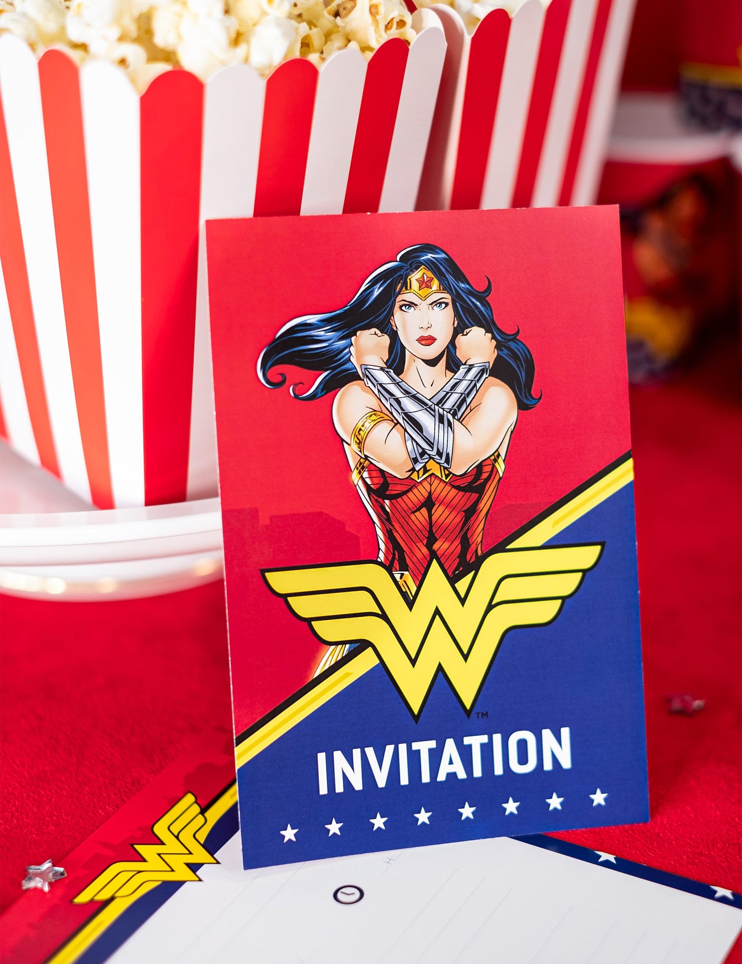 Mise en situation dans un décor de fête des cartes d'invitation Wonder Woman