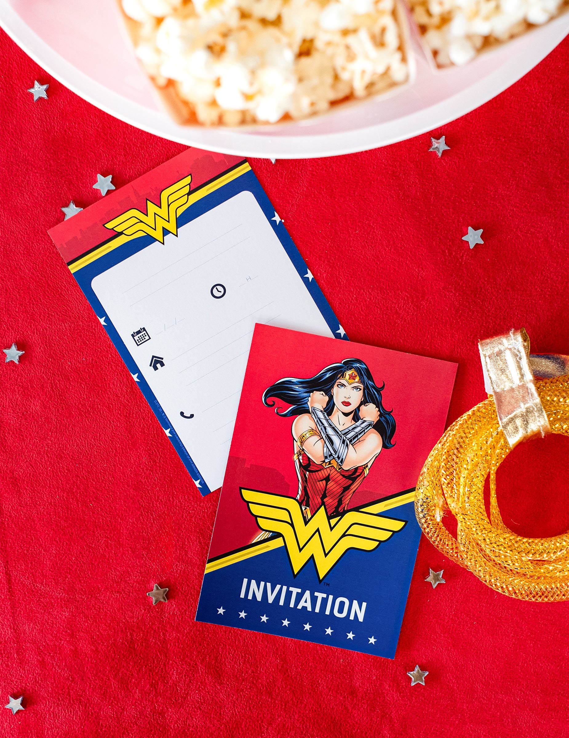 Vue d'ensemble du recto et du verso des cartes d'invitation avec enveloppes Wonder Woman
