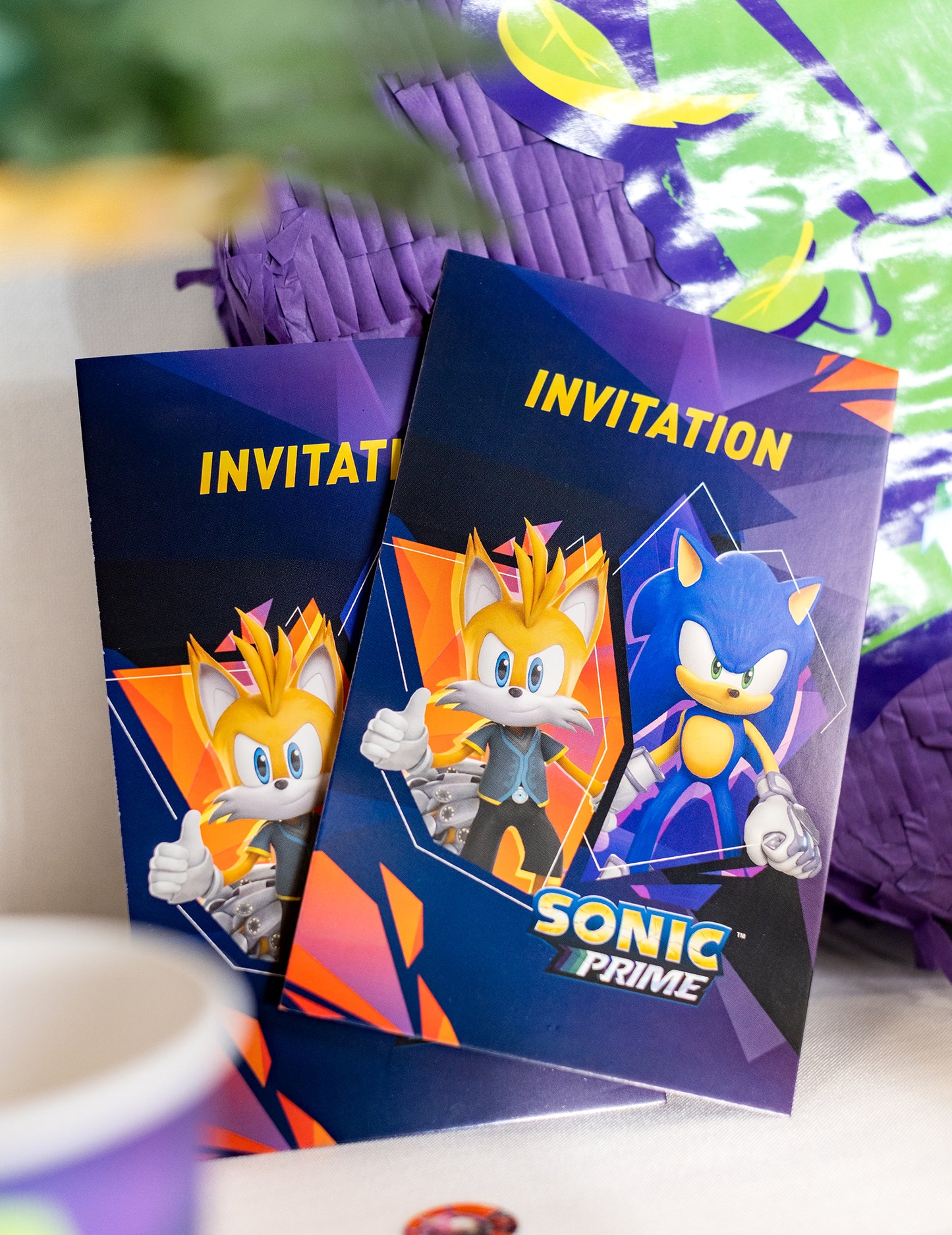 Gros plan des cartes d'invitation Sonic Prime