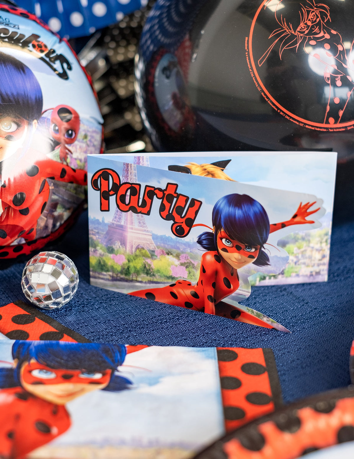 Mise en situation des Cartons d'invitation Party avec enveloppes Ladybug