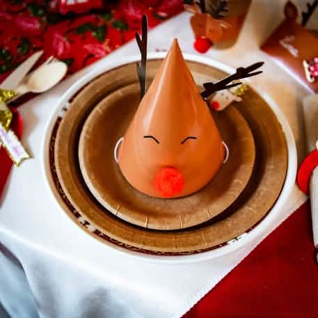 Colocação numa mesa do chapéu de cartolina Rudolph para natal