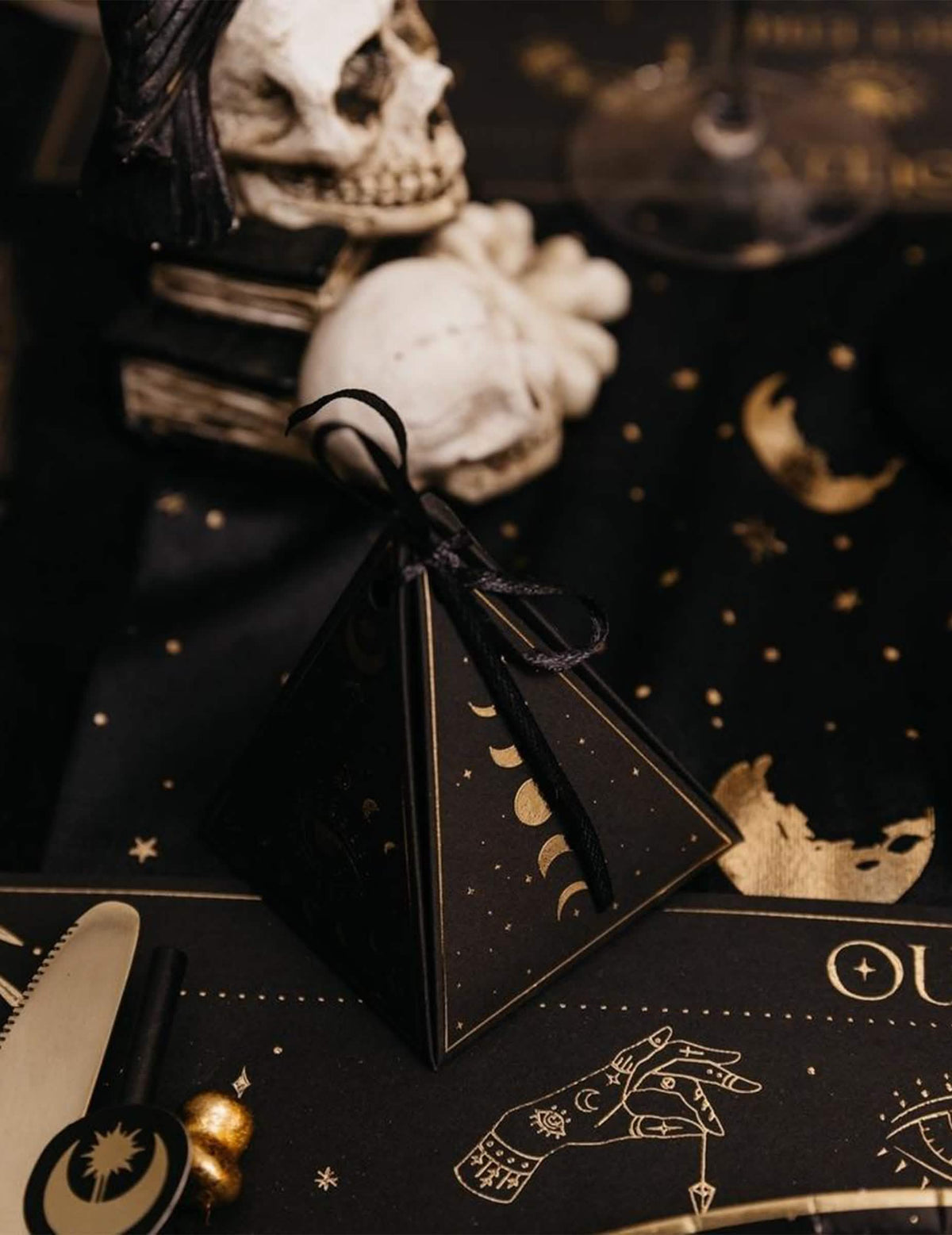 8 recipientes Cosmic Spirit em papel preto e dourado 8,5 x 6,7 cm