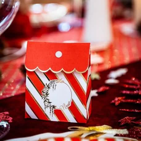 Encenação sobre a mesa de festa do recipiente de cartão para natal