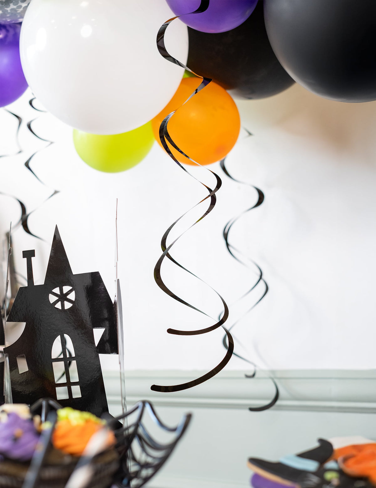 Gros plan sur la suspension des décorations spirales pour fête