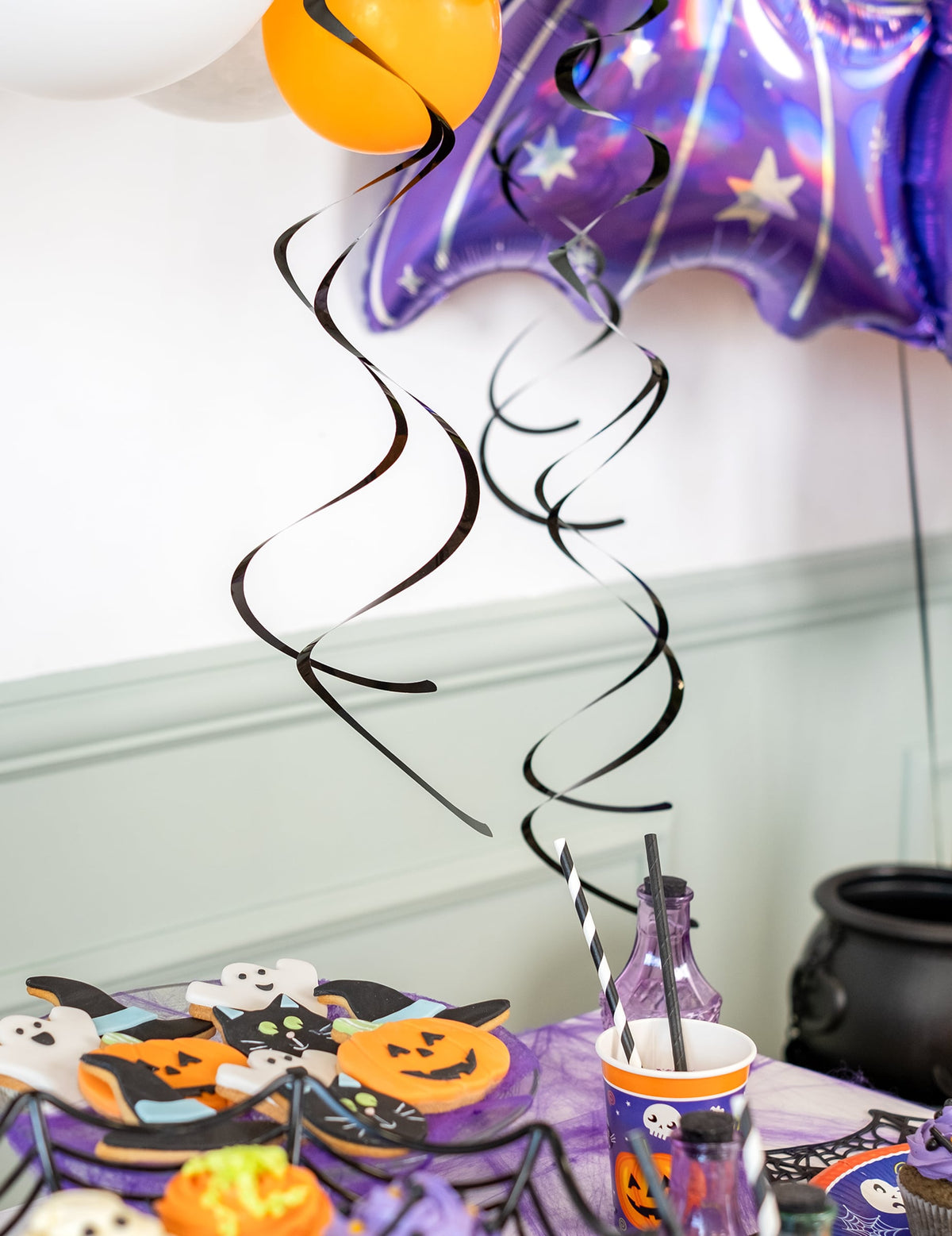 Mise en scène sur un buffet des décorations spirales pour fête