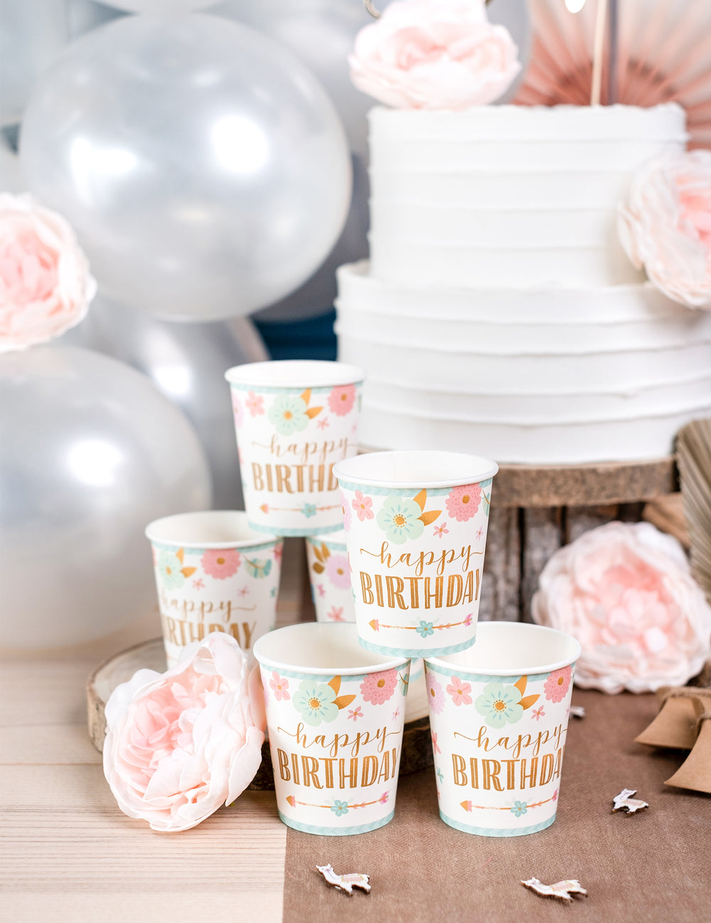 Mise en situation festive des gobelets en carton boho happy birthday