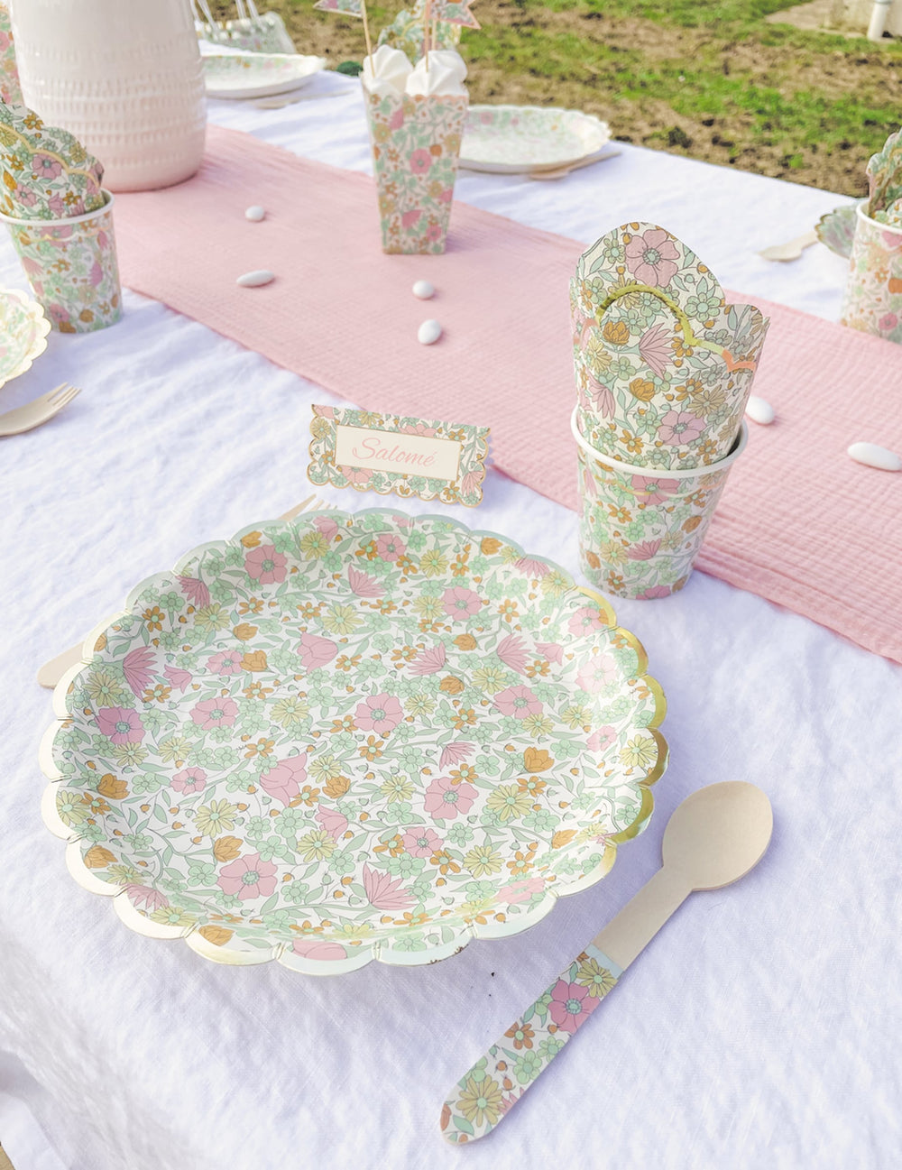 Vue d'ensemble de la décoration de table du gobelet en carton fleurs liberty