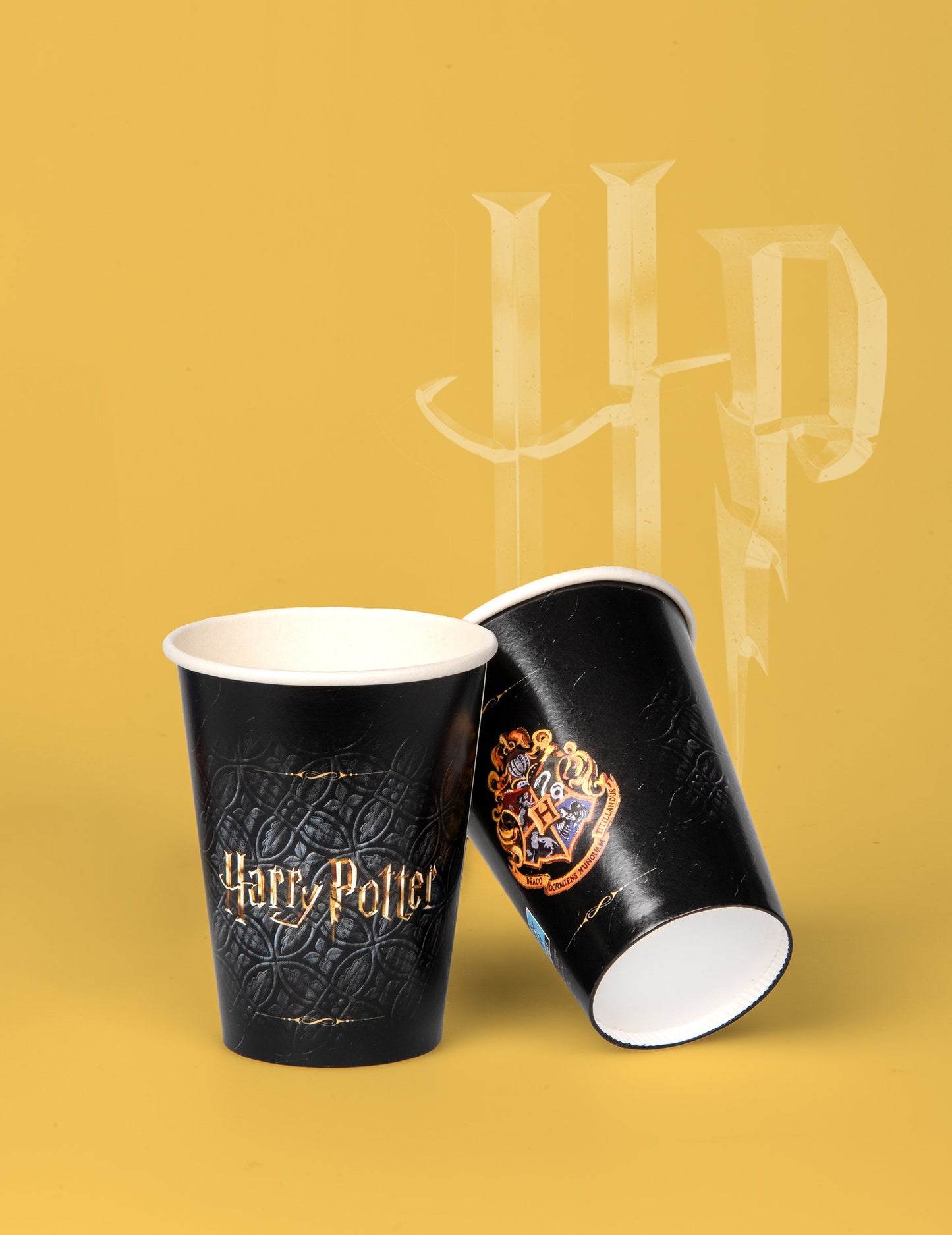 Détail du blason de Poudlard et du logo du gobelet en carton Harry Potter