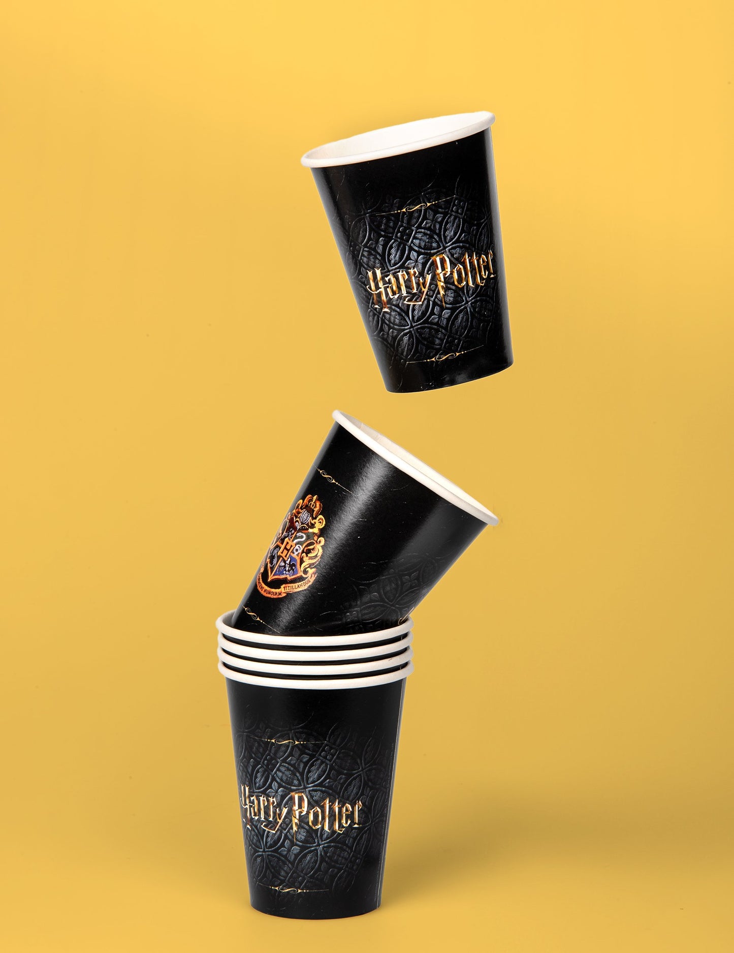 Empilement de plusieurs exemplaires du gobelet en carton Harry Potter