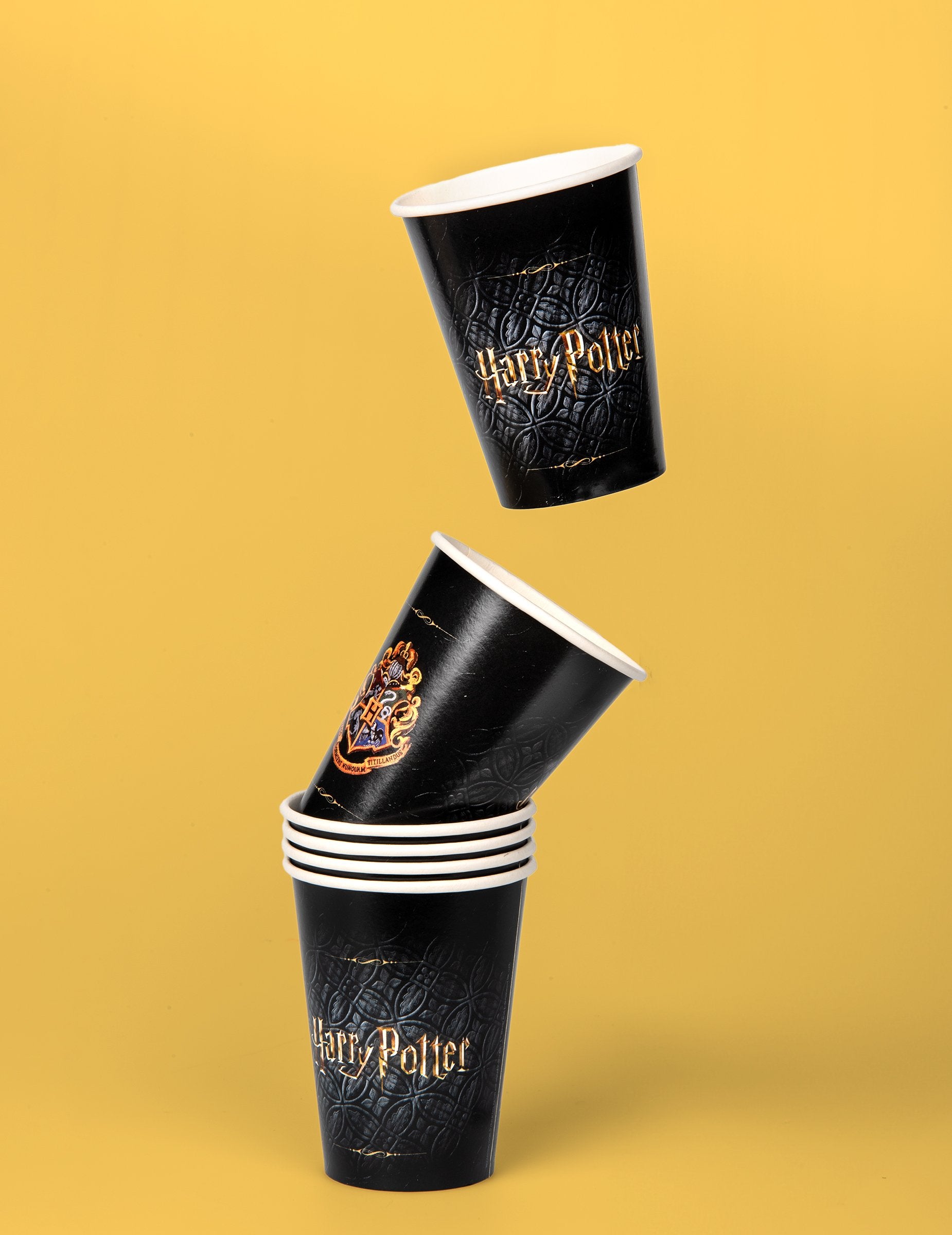 Empilement de plusieurs exemplaires du gobelet en carton Harry Potter