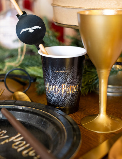 Détail de la décoration de table du gobelet en carton Harry Potter