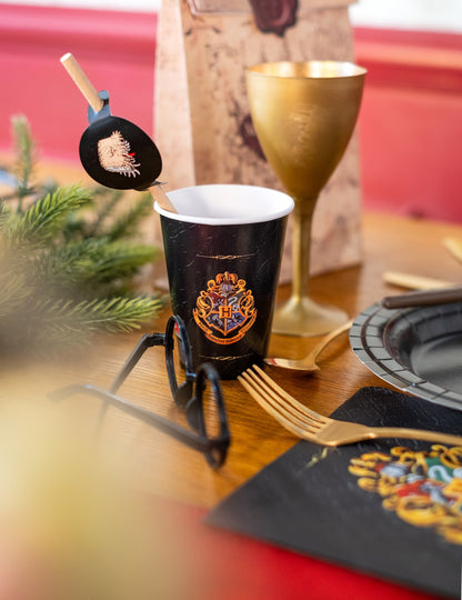 Gros plan sur la paille et les lunettes du gobelet en carton Harry Potter