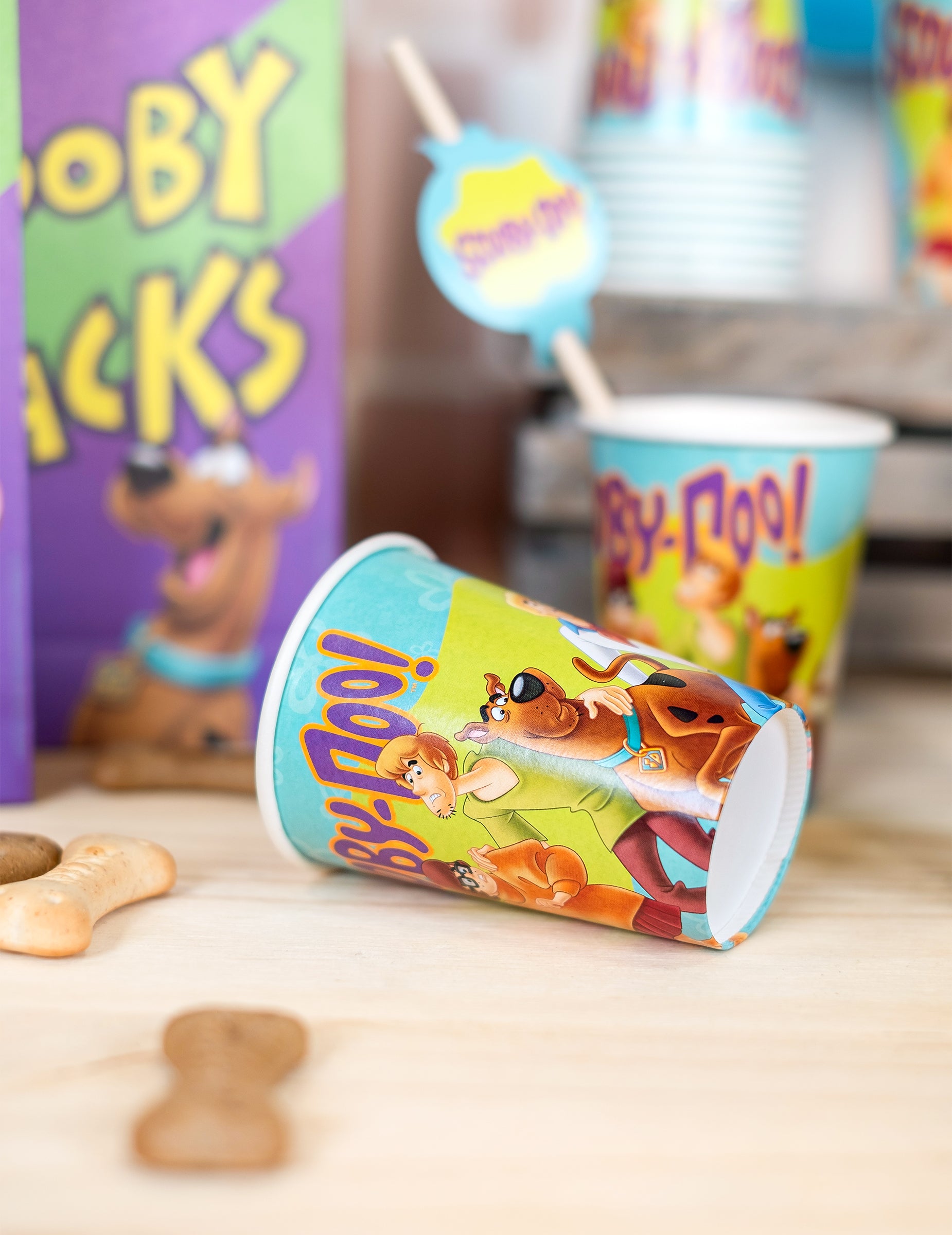 Gros plan sur l'imprimé du gobelet en carton Scooby-Doo
