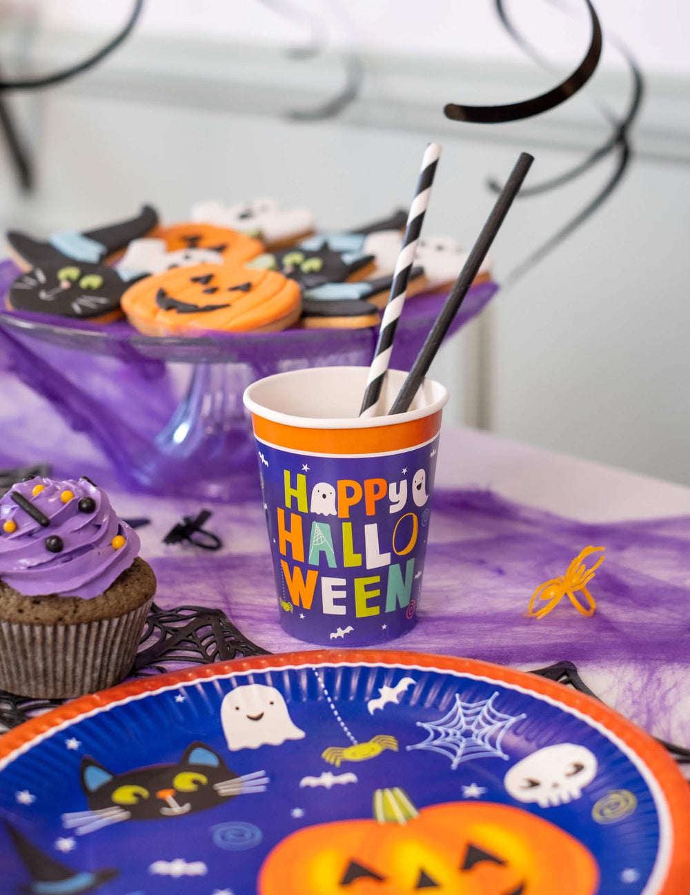 Ambiente de mesa festiva do copo de cartão halloween friends