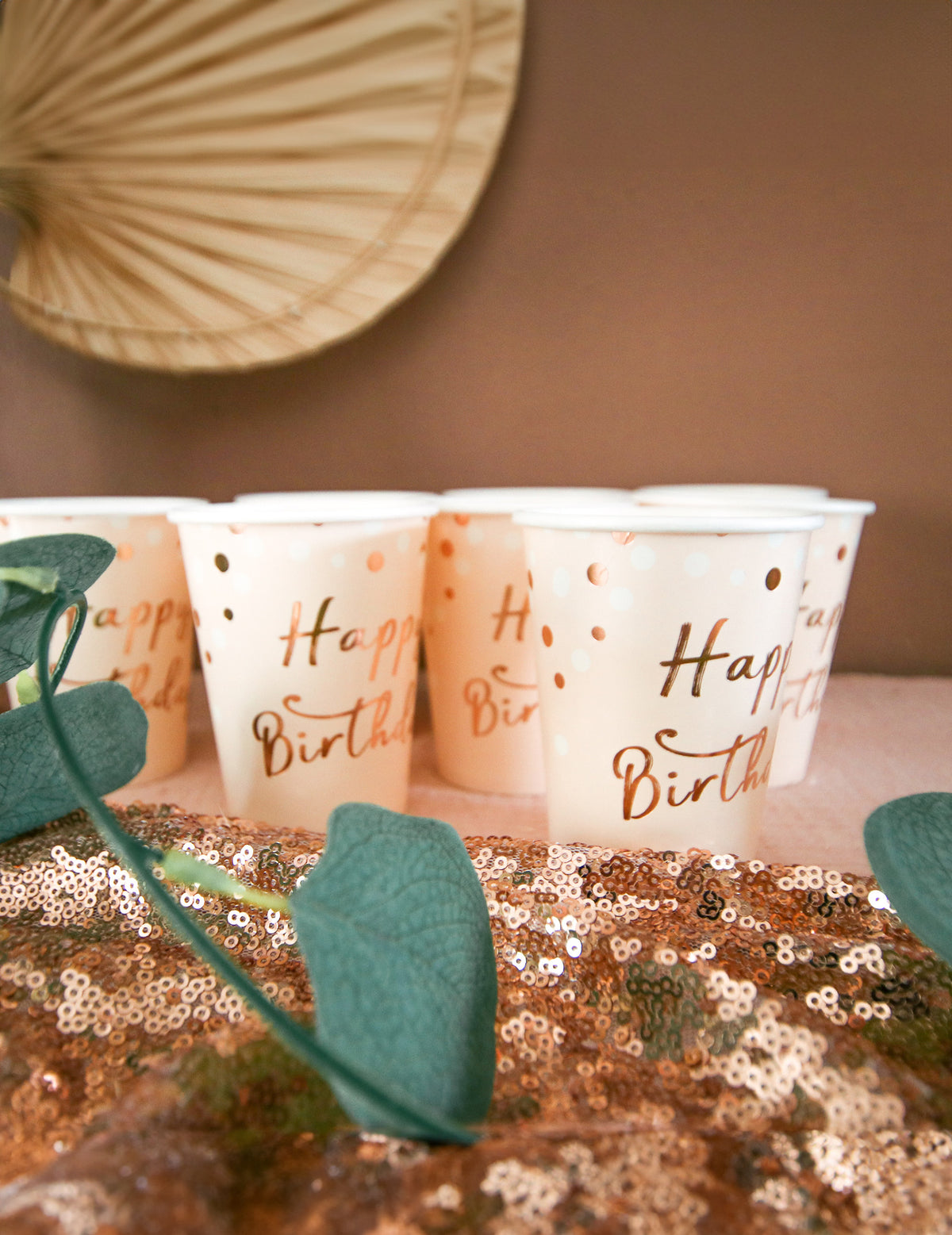 Mise en scène festive des gobelets en carton Happy Birthday