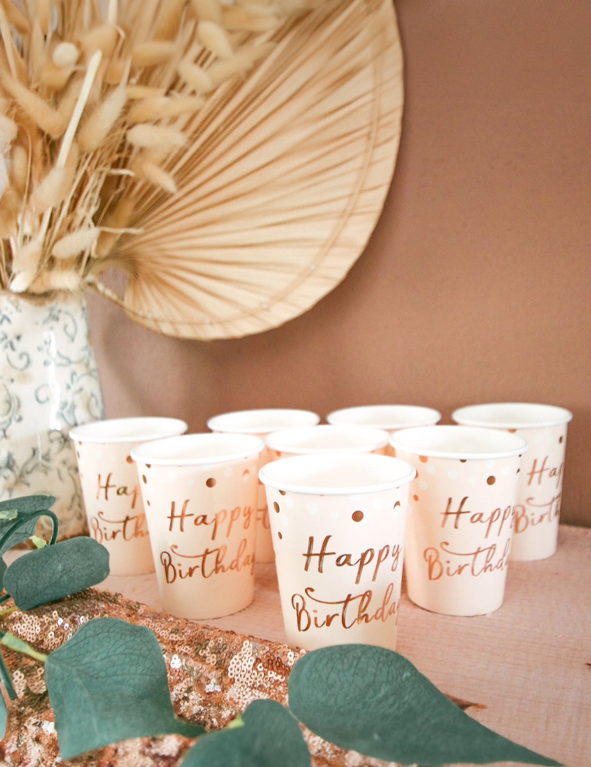 Vue d'ensemble décorative des gobelets en carton Happy Birthday
