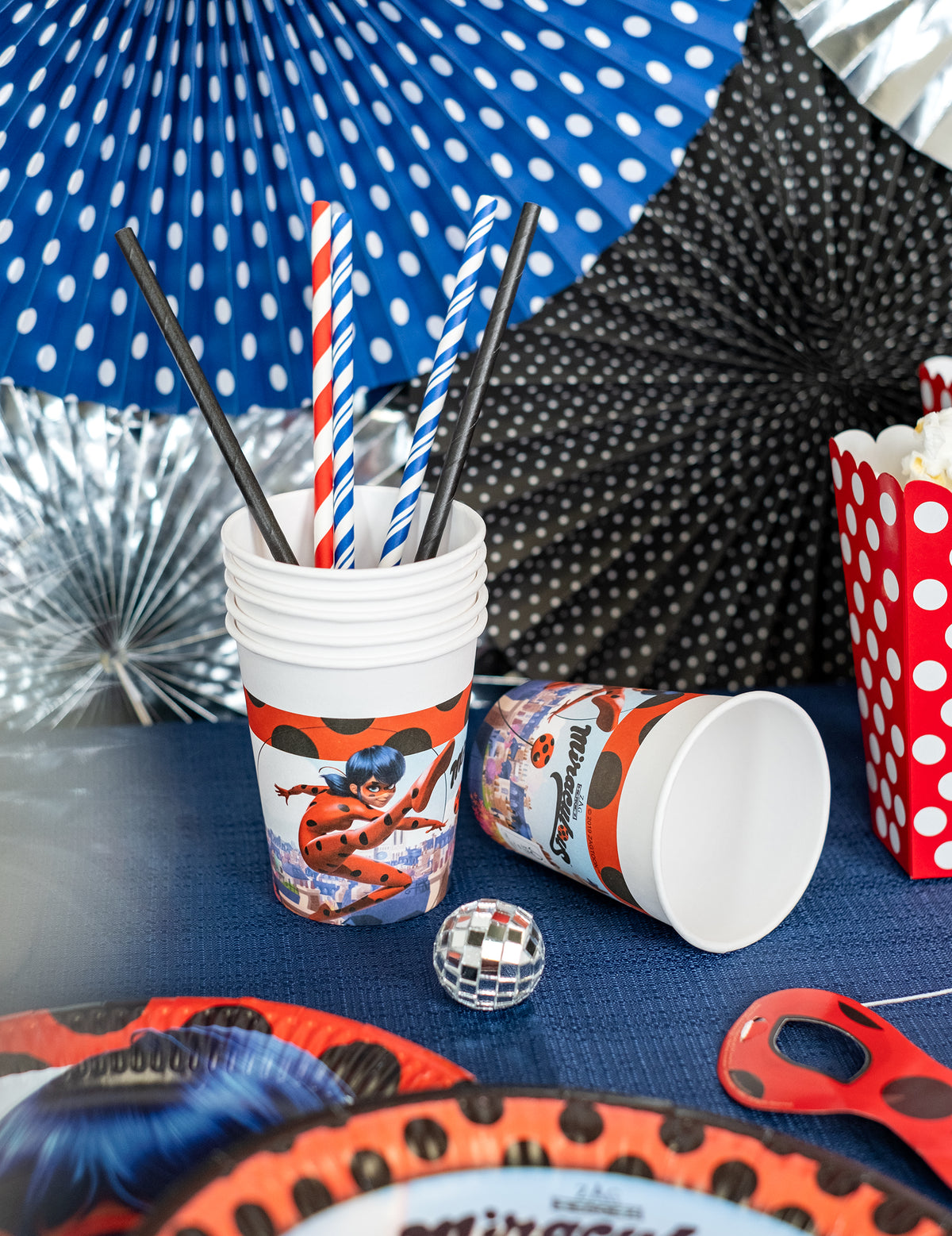 Mise en situation sur une table de fête des gobelets en carton Miraculous Ladybug pour enfant