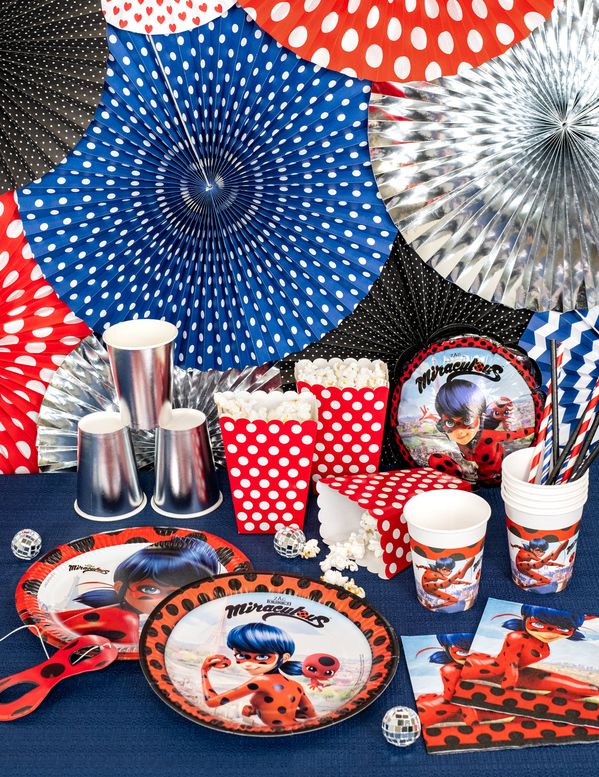 Vue d'ensemble de la table de fête avec les gobelets en carton Miraculous Ladybug pour enfant