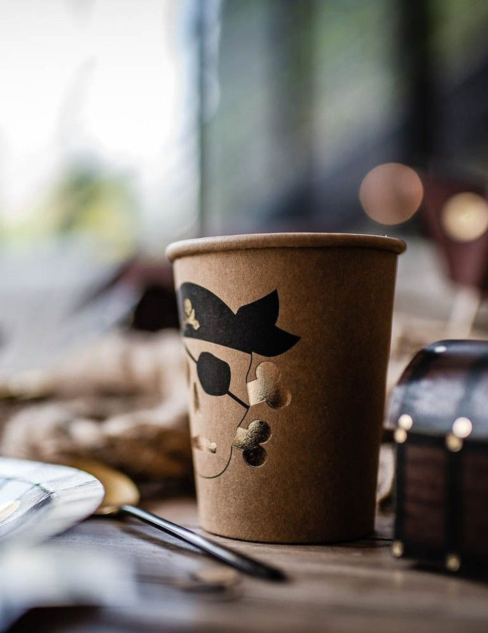 Gobelets en carton pirate pour fête kraft et dorure avec tête de mort
