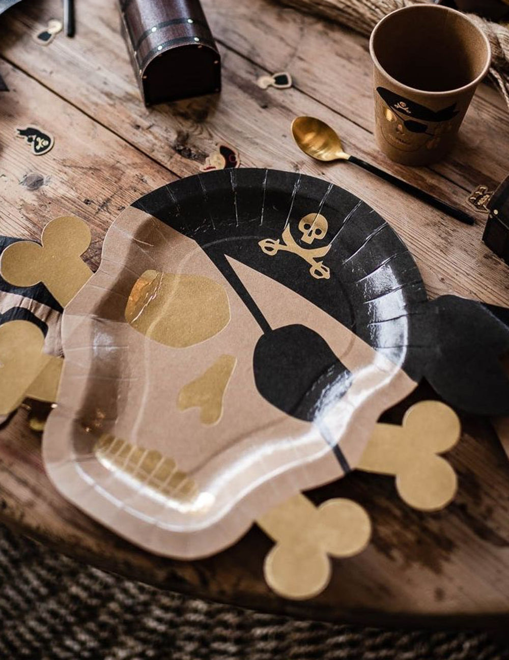 Mise en scène de table des gobelets en carton pirate tête de mort