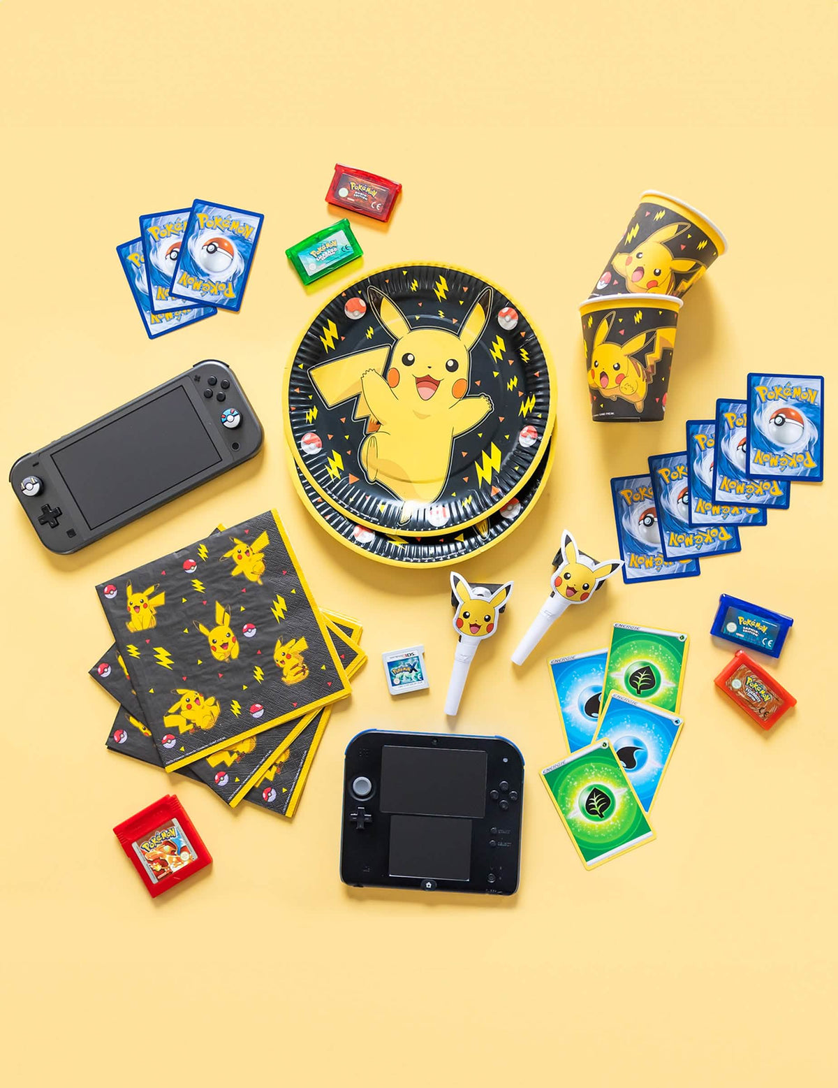 Vue d'ensemble des articles de fête assortis des gobelets en carton Pokémon Pikachu