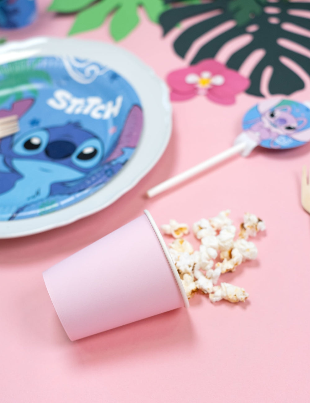 Mise en situation avec du pop-corn des gobelets en carton pour fête rose clair 210 ml