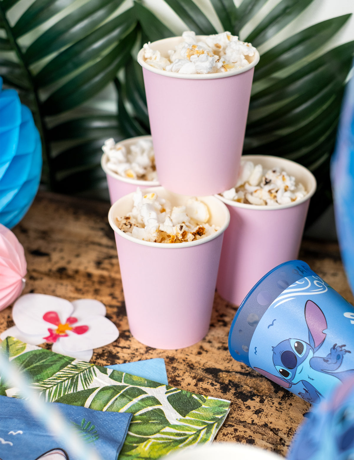 Zoom sur le remplissage avec du pop-corn des gobelets en carton pour fête rose clair 210 ml