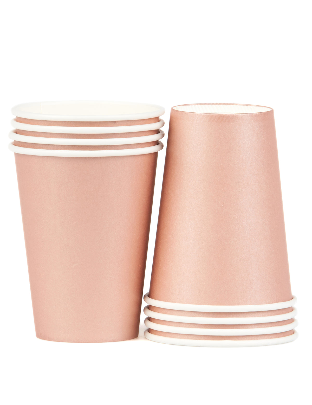 Vue de deux piles inversées des gobelets en carton rose gold