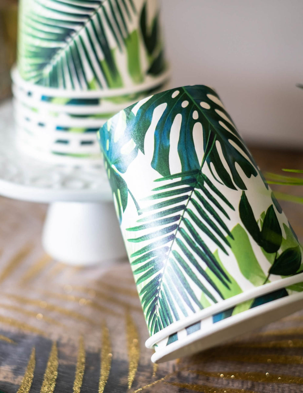 Detalhe do motivo dos copos de cartão tropicais verdes com motivos de folhas de palmeira