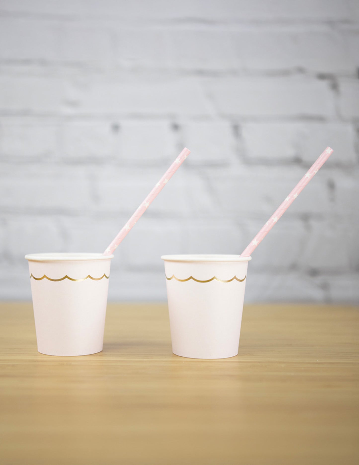Mise en situation avec pailles des gobelets festonnés en carton pour fête