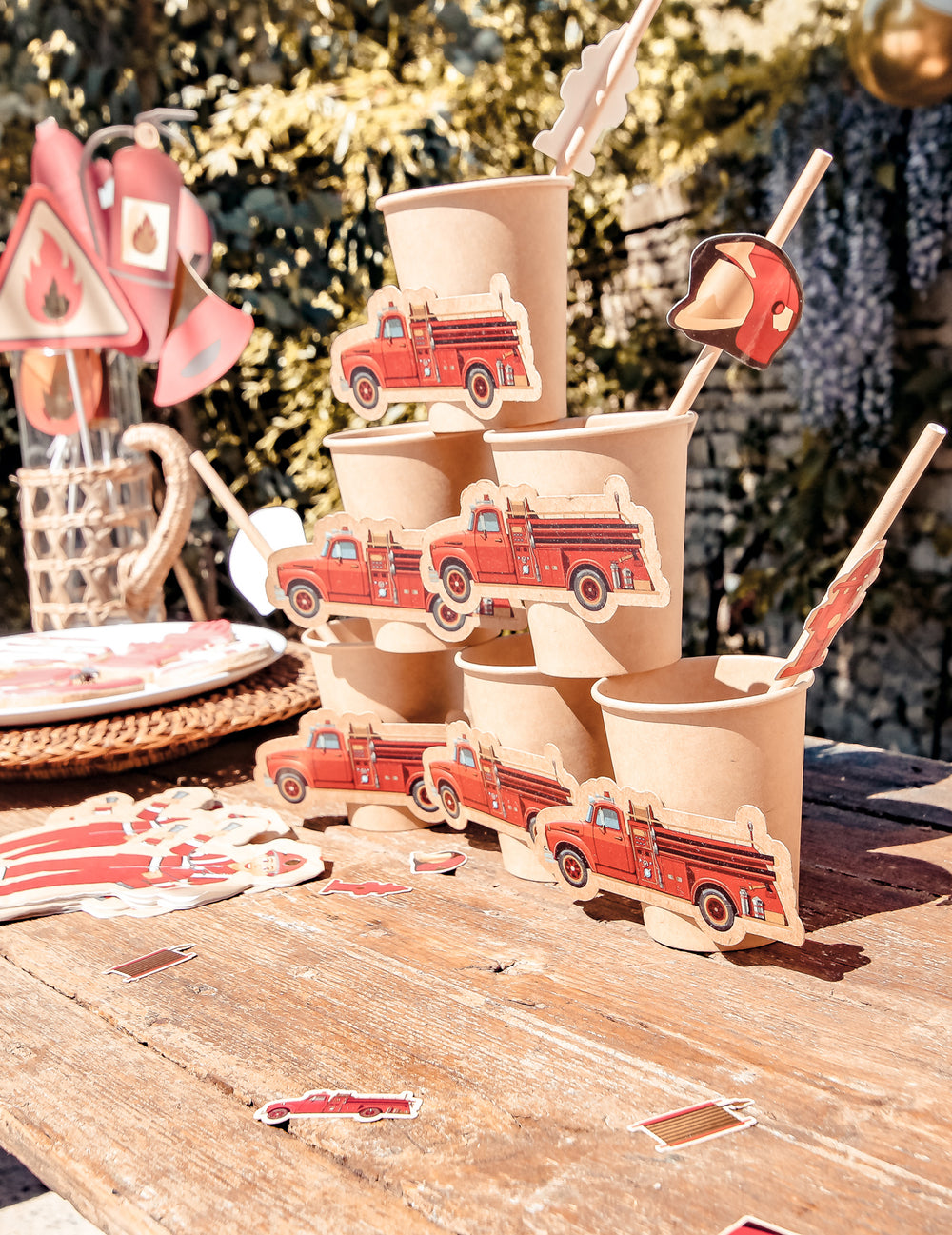 Mise en situation sur une table des gobelets en kraft pompier rouge et or