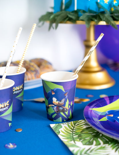 Mise en situation sur une table de fête des gobelets Sonic Prime pour enfant