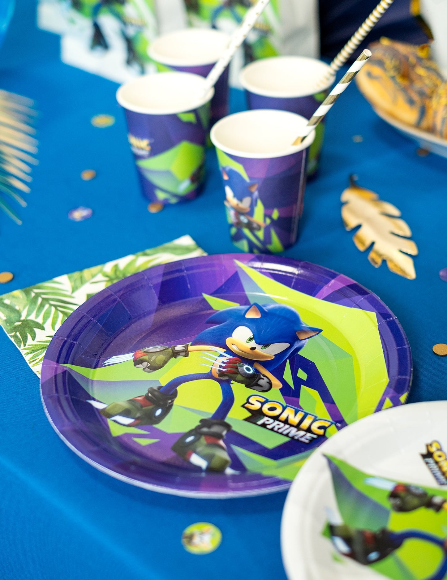 Mise en situation sur une table de fête des assiettes Sonic Prime