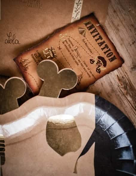 Detalhe do cartão e do envelope dos convites com envelopes de mapa do tesouro pirata para aniversário kraft castanho
