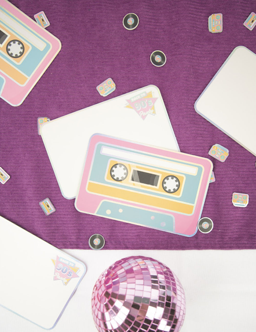 Mise en situation des invitations cassettes années 90