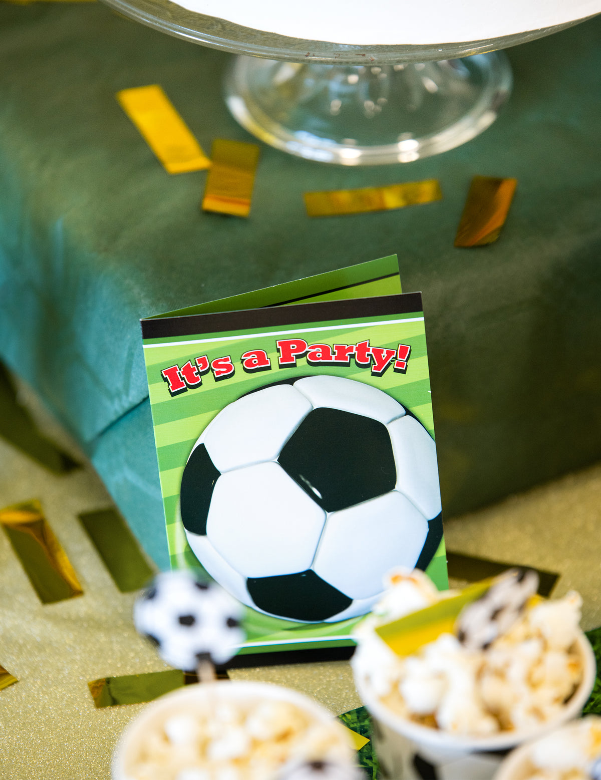 Mise en situation des invitations foot pour enfant en carton avec ballon effet 3D