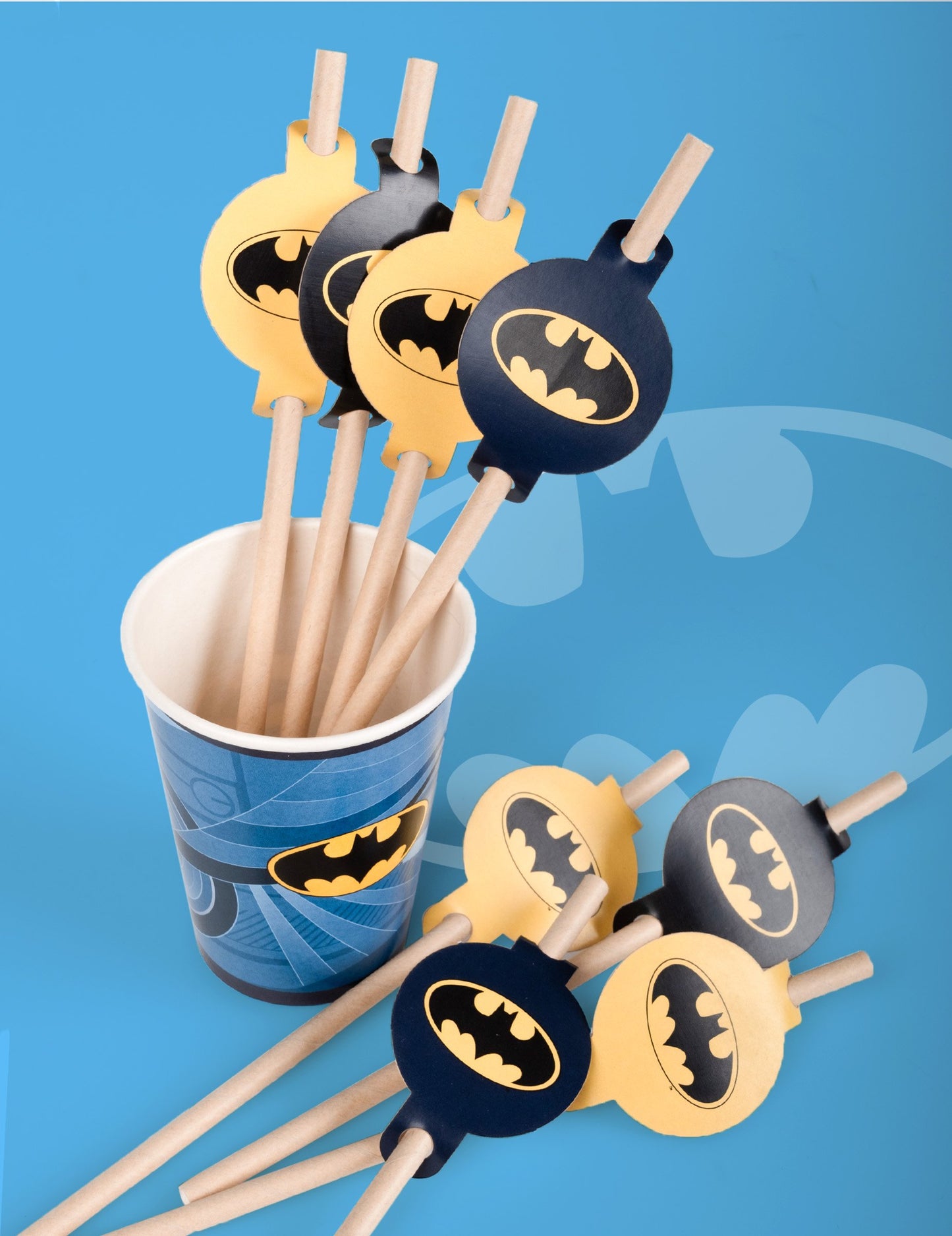 Mise en situation dans un gobelet des pailles médaillon en carton Batman
