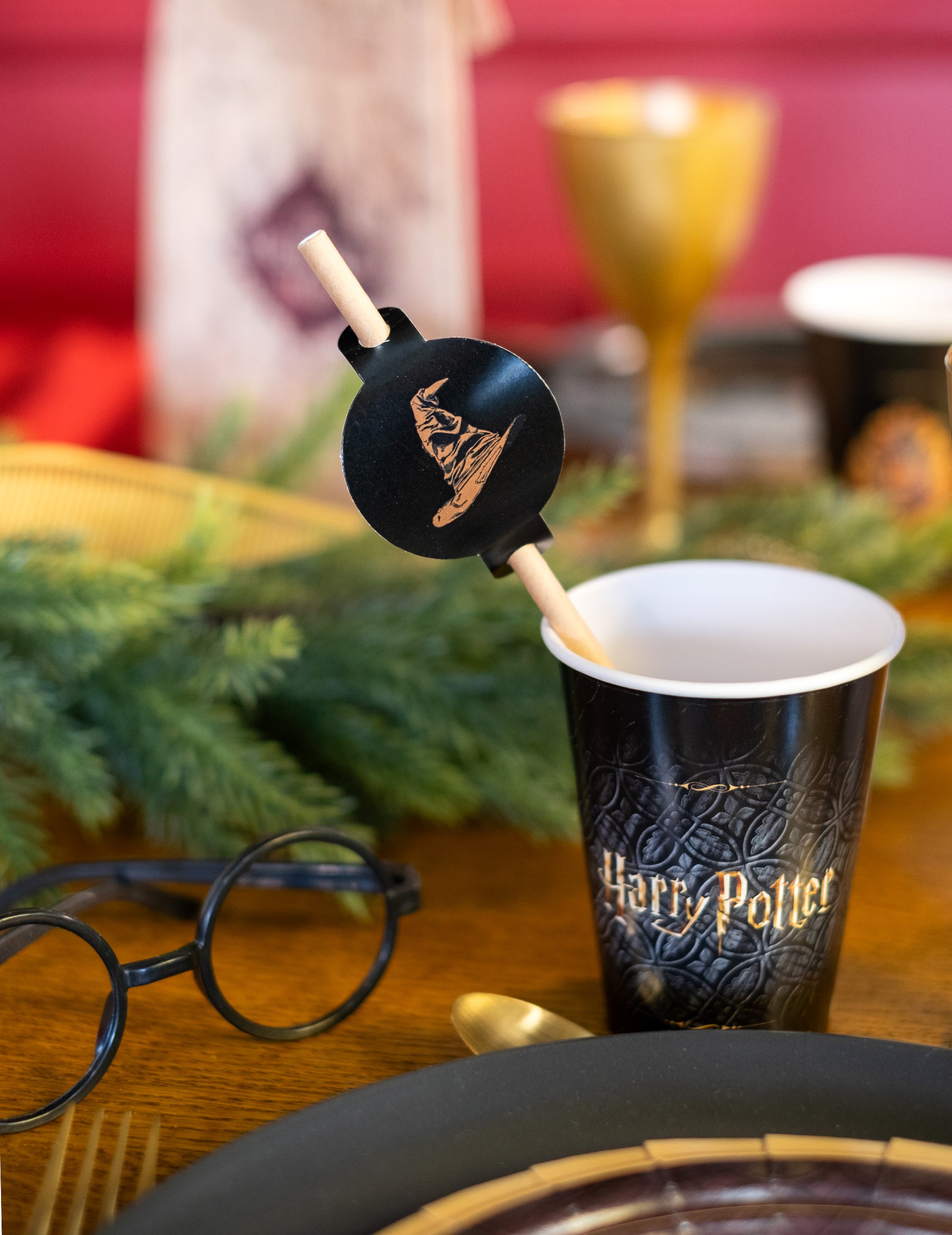Détail du médaillon Choixpeau de la paille médaillon en carton Harry Potter