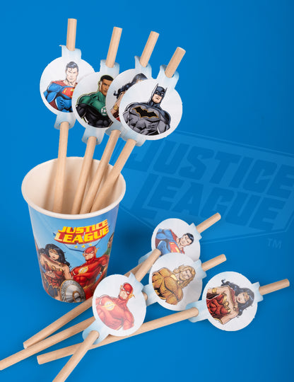 Mise en situation dans un gobelet du 8 pailles médaillon en carton Justice League