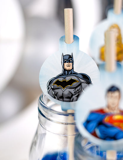 Gros plan sur le médaillon Batman du 8 pailles médaillon en carton Justice League
