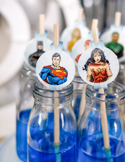 Gros plan sur les médaillons Superman et Wonder Woman du 8 pailles médaillon en carton Justice League