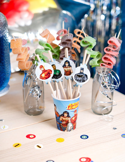 Mise en situation sur une table de fête du 8 pailles médaillon en carton Justice League