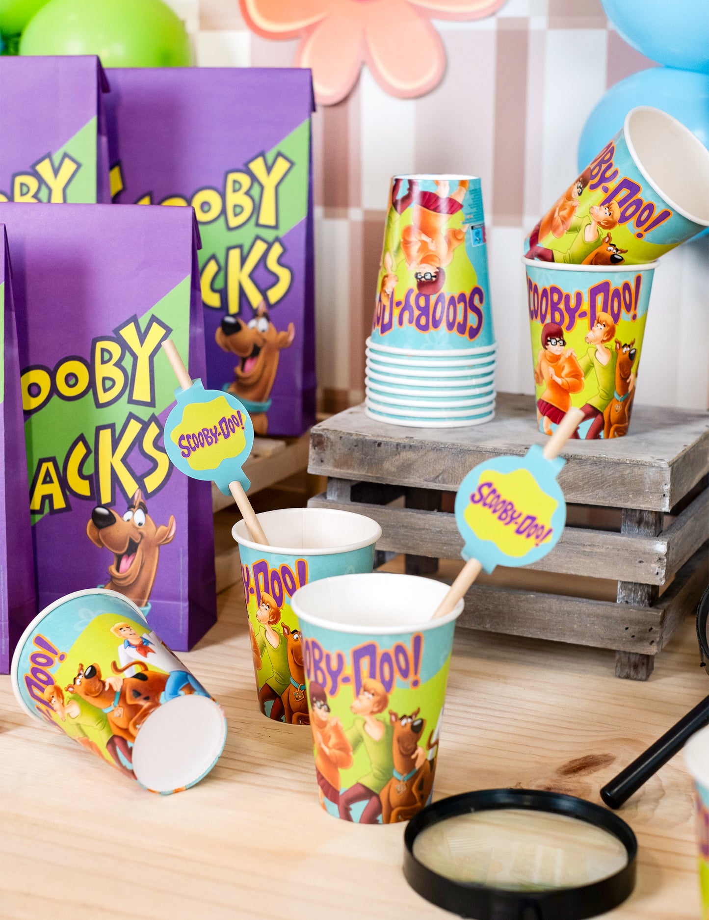 Mise en scène festive des pailles médaillon en carton Scooby-Doo