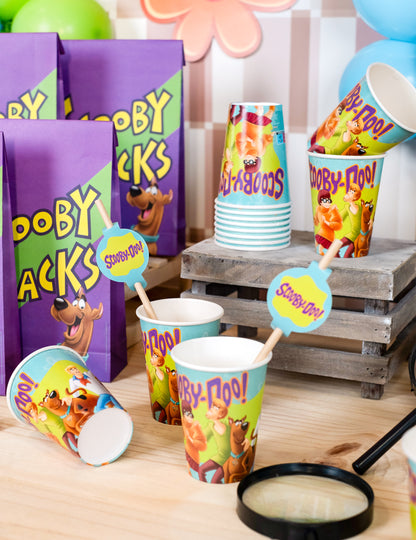 Mise en scène festive des pailles médaillon en carton Scooby-Doo