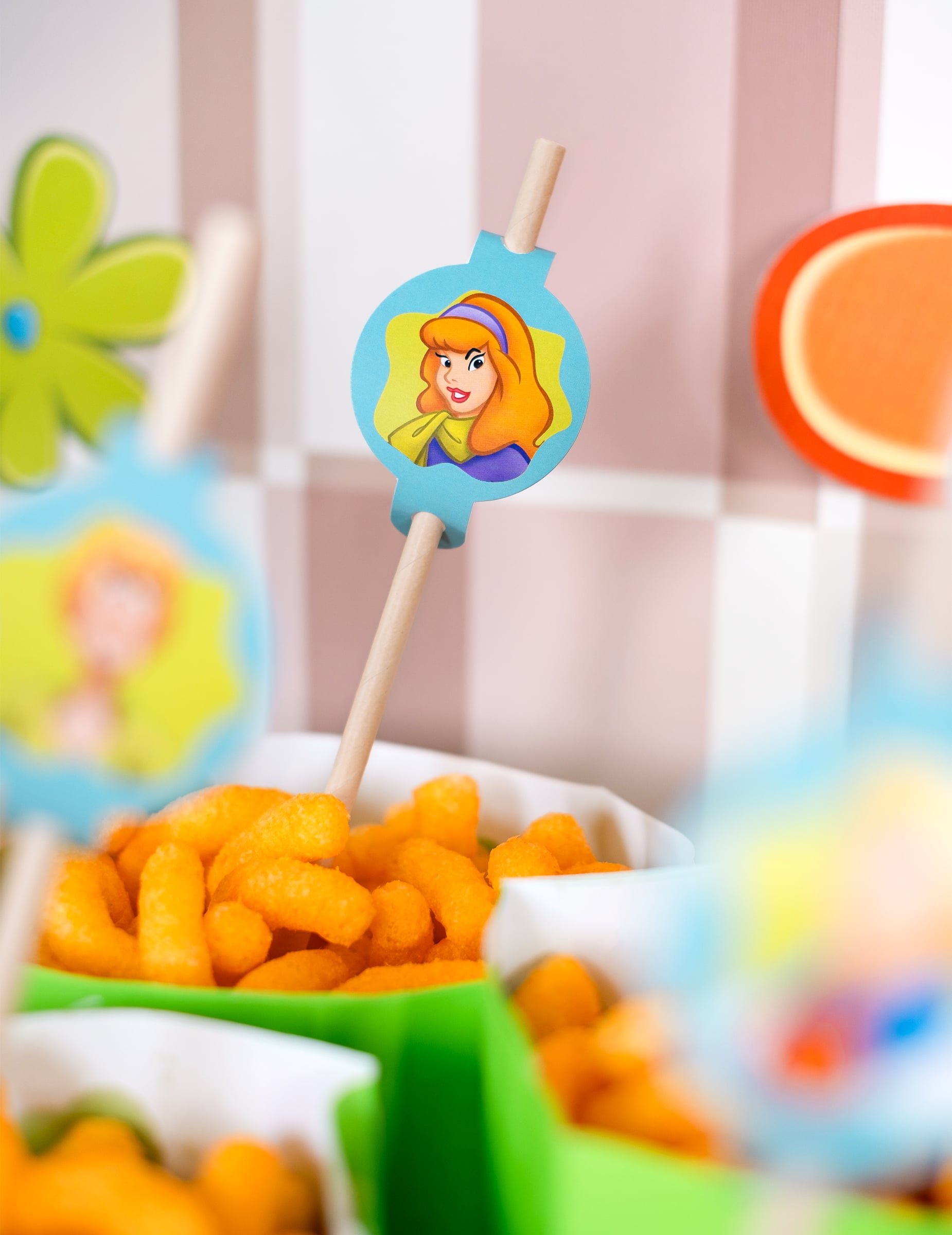 Gros plan sur le médaillon Daphné des pailles médaillon en carton Scooby-Doo