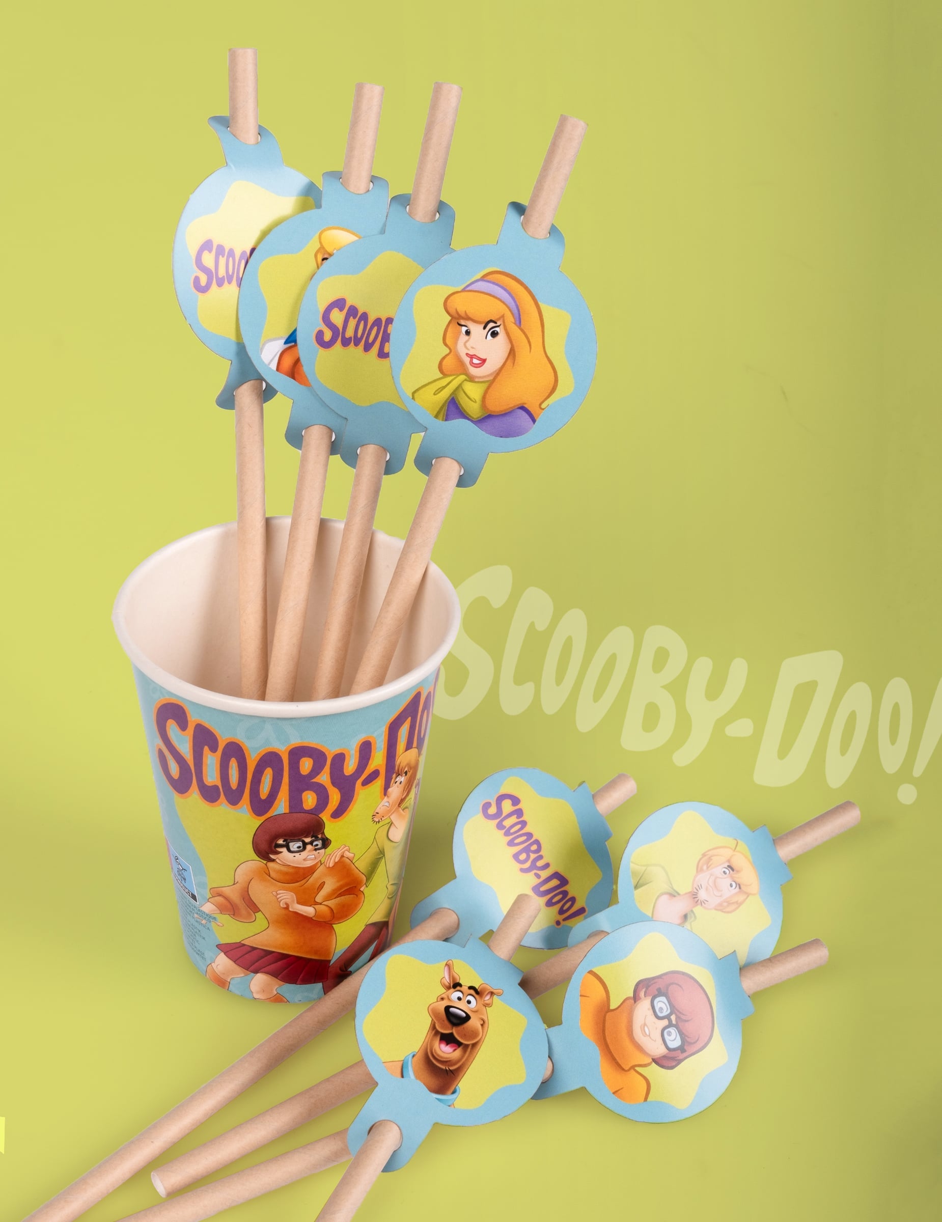 Mise en situation dans un gobelet des pailles médaillon en carton Scooby-Doo